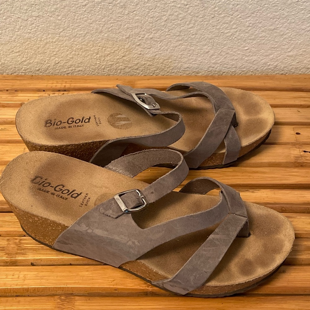 Cute Bio-Gold sandals - Picture 3 of 9